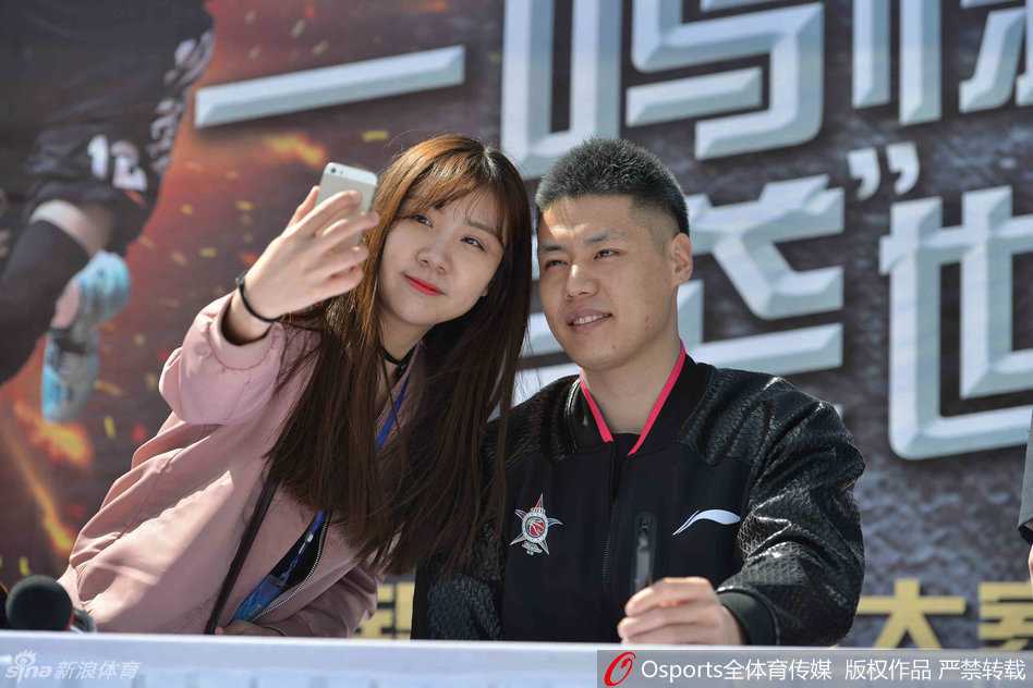 为了让后排的粉丝也能留下纪念，杨鸣贴心举起自拍杆，与现场的众多球迷进行大合影，场面温馨而壮观，展现了他宠粉的一面。