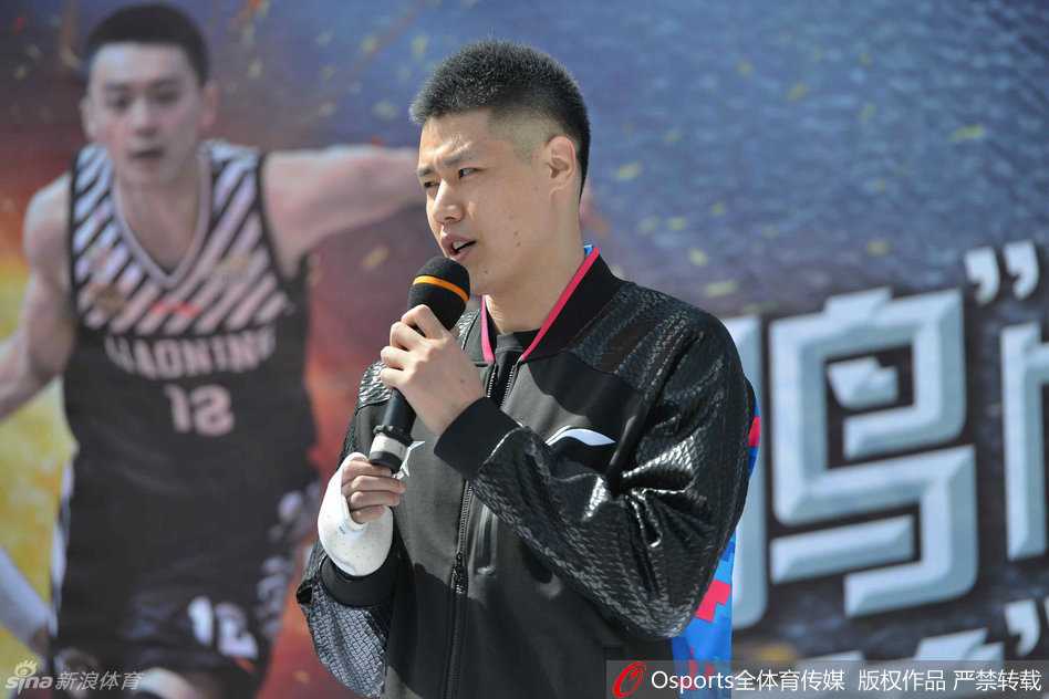 活动还未正式开始，场馆外就已聚集了大批热情的粉丝，其中不少女球迷更是提前数小时到达，只为占据有利位置，一睹心中偶像的风采。