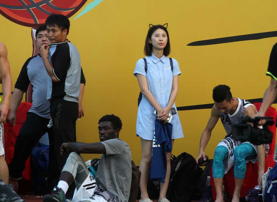 第六区的队员们与热情洋溢的志愿者们聚在一起，对着镜头露出灿烂笑容，留下珍贵的赛后合影。