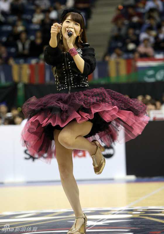 柏木由紀魅力炸裂篮球联赛 写真女神再现勾魂诱惑 海边写真中,柏木由纪的纯白色性感比基尼已成经典,水下身影若隐若现,演绎极致勾魂诱惑