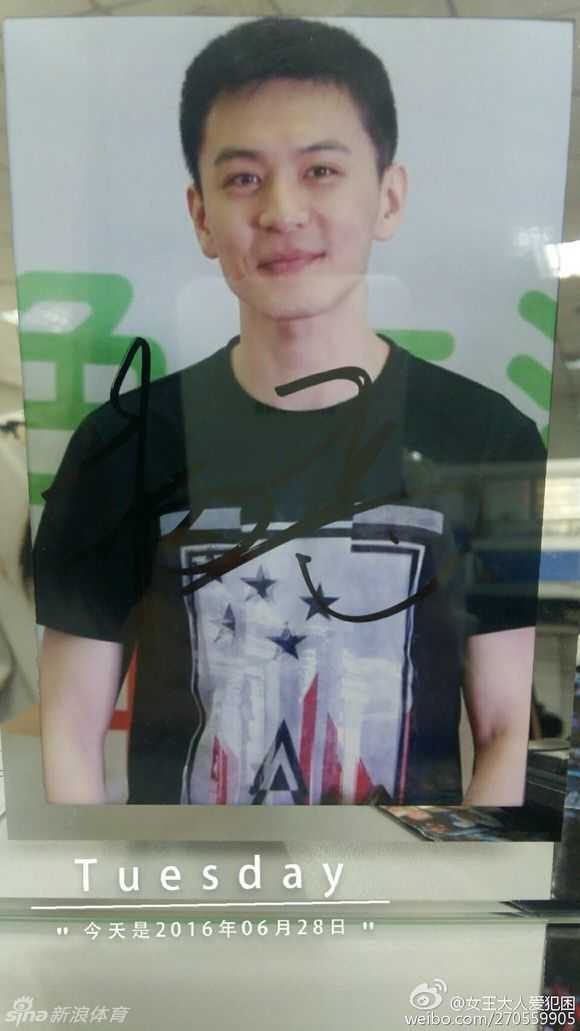 校园行见证传奇人气,杨鸣的篮球传承路 活动现场,杨鸣手持鲜花,脸上洋溢着喜悦与感激之情,正在接受学生代表献上的鲜花和真挚的祝福。