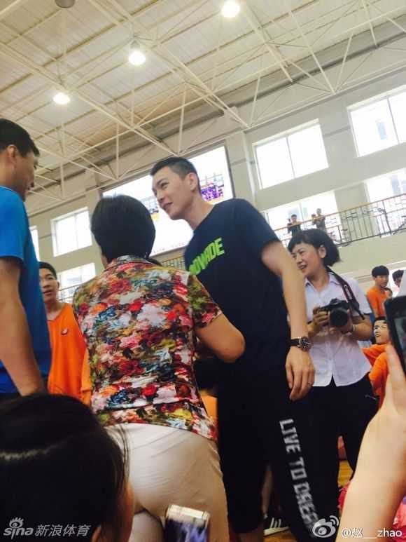 校园行见证传奇人气,杨鸣的篮球传承路 镜头拉远,沈阳七中的毕业典礼现场人头攒动,杨鸣被里三层外三层的热情学生和球迷包围,足见其超高人气。