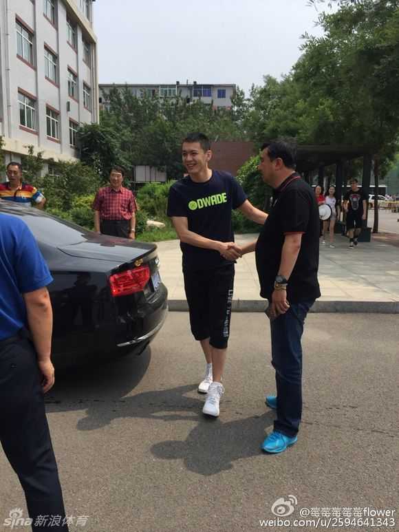 校园行见证传奇人气,杨鸣的篮球传承路 在一群学生和球迷的围绕下,杨鸣伸出右手,面带谦逊地与校领导进行亲切握手,场面融洽而热烈。