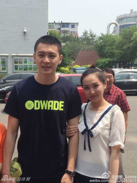 校园行见证传奇人气,杨鸣的篮球传承路 杨鸣面带微笑,身体微微前倾,专注地为热情的小球迷在球衣上签下自己的名字,举手投足间尽显球星风范。