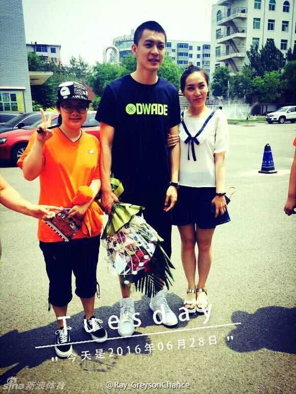 校园行见证传奇人气,杨鸣的篮球传承路 阳光下的杨鸣面带温暖笑容,与一群兴奋的女学生粉丝亲密合影,瞬间引爆了毕业典礼的现场气氛。