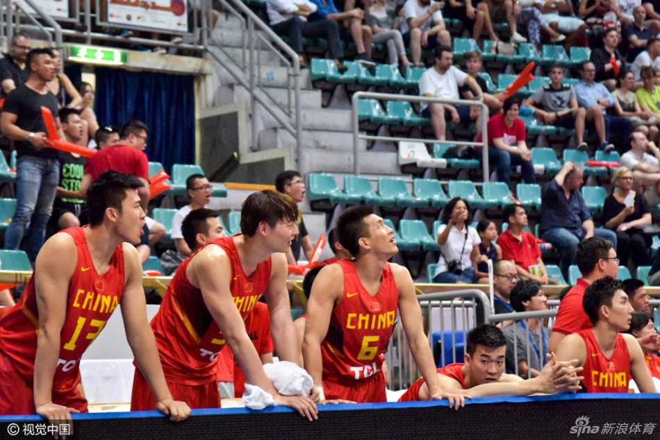 替补席上的球员们齐刷刷站起身，有的双手抱头，有的紧咬嘴唇，目光死死盯着场内，内心情绪全都写在脸上。