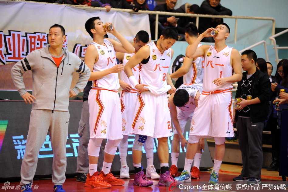 残阵铁军憾负青岛,八一禁赛阴霾下显军魂 比赛结束哨响,一分惜败的八一队员神情落寞地走向替补席,现场球迷久久不愿离去,用掌声送别这群拼尽最后一颗子弹的铁血战士。