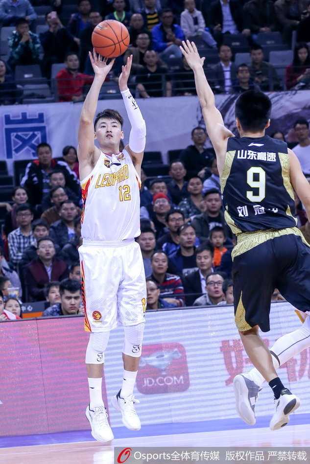 跳球瞬间，李慕豪与汤普森在聚光灯下高高跃起，双手在空中交织，仿佛要将球场上的空气都点燃，一场内线的巨人之战就此拉开序幕。