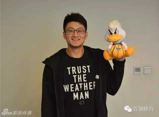 段江鹏加盟北京首钢携手马布里 京城外线注入新火力 段江鹏加盟北京首钢后,面露羞涩而坚定的微笑,双手紧握象征京城荣耀的霹雳鸭吉祥物,仿佛握住了崭新的未来。