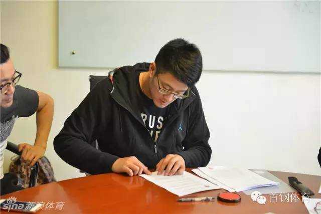 段江鹏加盟北京首钢携手马布里 京城外线注入新火力 签约台前,段江鹏正与北京首钢的管理层进行最后的沟通确认,言语之间流露出对未来的坚定信念和职业态度。