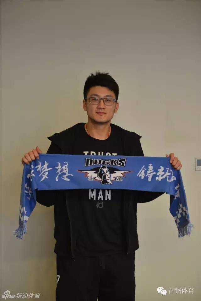 段江鹏加盟北京首钢携手马布里 京城外线注入新火力 段江鹏小心翼翼地将北京男篮的围巾捧在手中,仔细端详,红色的围巾映衬着他眼里的期待,仿佛已经感受到京城球迷的呐喊。