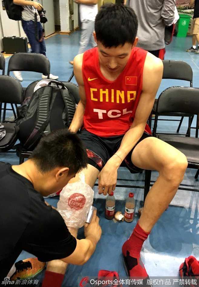 汗水与欢笑:男篮集训备战纪实 队医正在细致地为周琦进行肩部按摩放松,周琦神情专注且放松,展现出对康复环节的重视,心情看起来相当不错。
