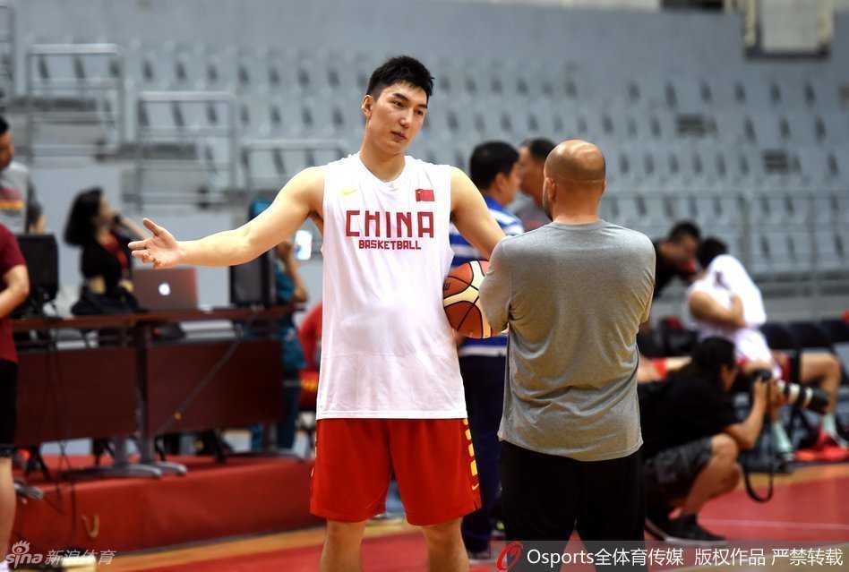 汗水与欢笑:男篮集训备战纪实 郭艾伦双手撑着膝盖,大口喘着粗气,汗水顺着脸颊滴落,眼神中却透露着完成训练后的满足与坚定。