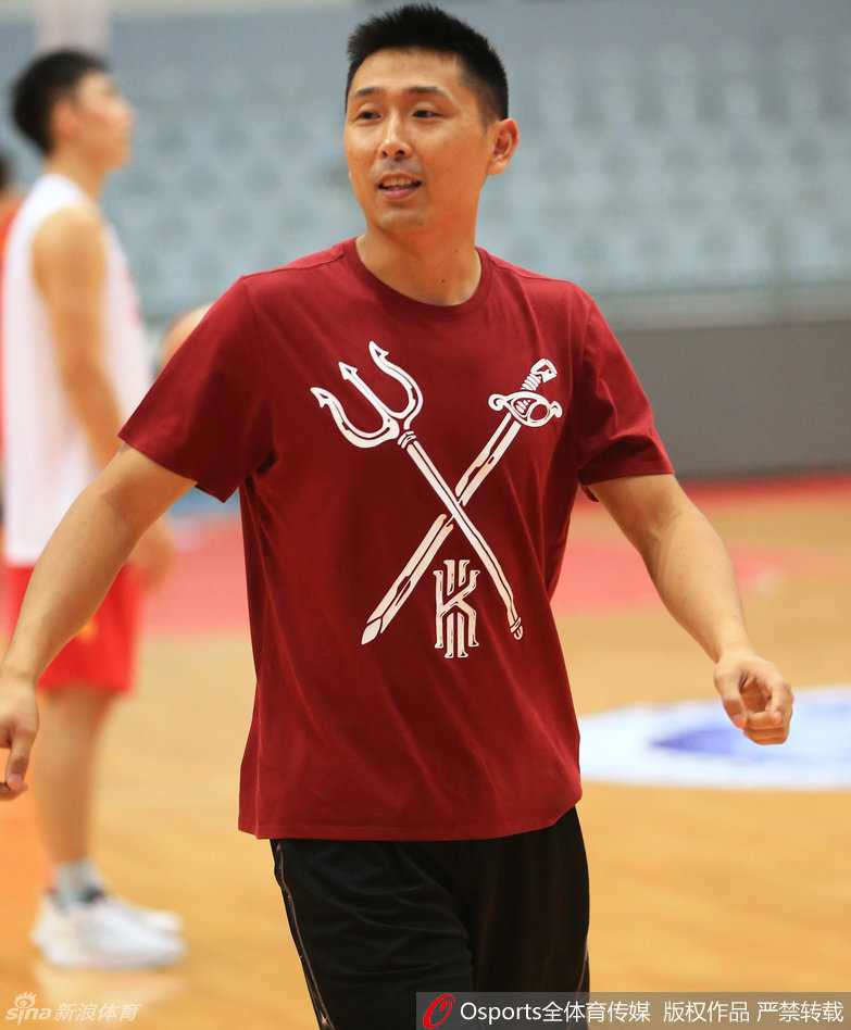 汗水与欢笑:男篮集训备战纪实 邹雨宸鼻梁上架着一副斯文的眼镜,与身上的球衣形成有趣的反差,显得文质彬彬却又充满力量;李根则撩起球衣擦拭满脸的汗水,坚毅的表情诉说着训练的辛苦与坚持。