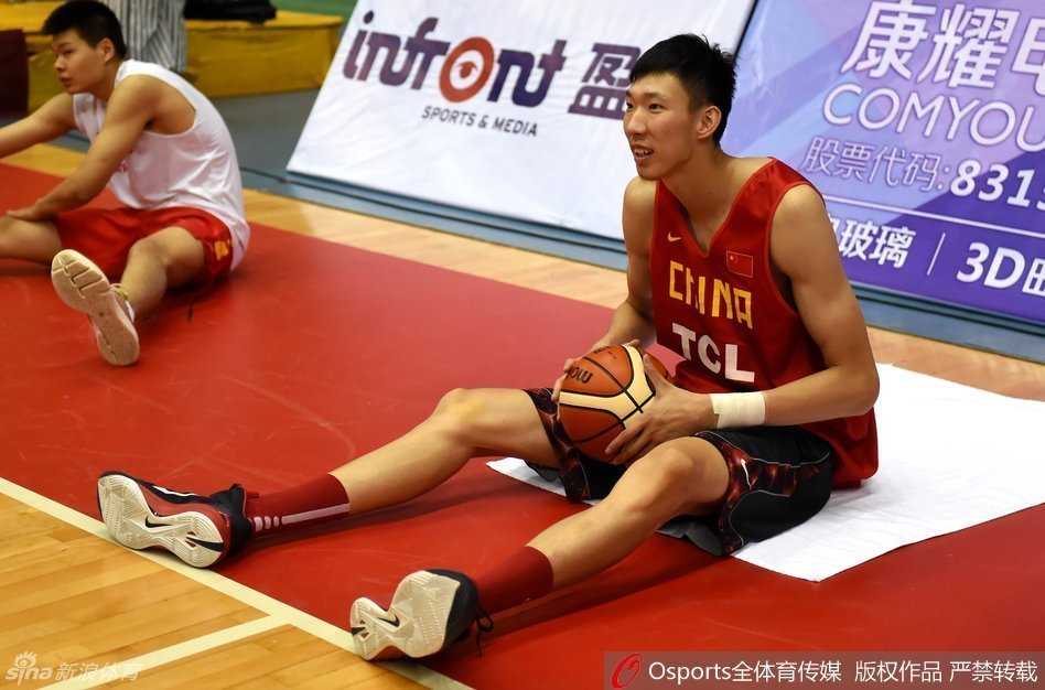 汗水与欢笑:男篮集训备战纪实 周鹏咧着嘴笑得开怀,正在打趣身旁的队友,那股坏笑的样子充满了队内的欢乐气氛;易建联则坐在场边的长椅上,双手放在腿上,表情沉静地观望着场上的训练。