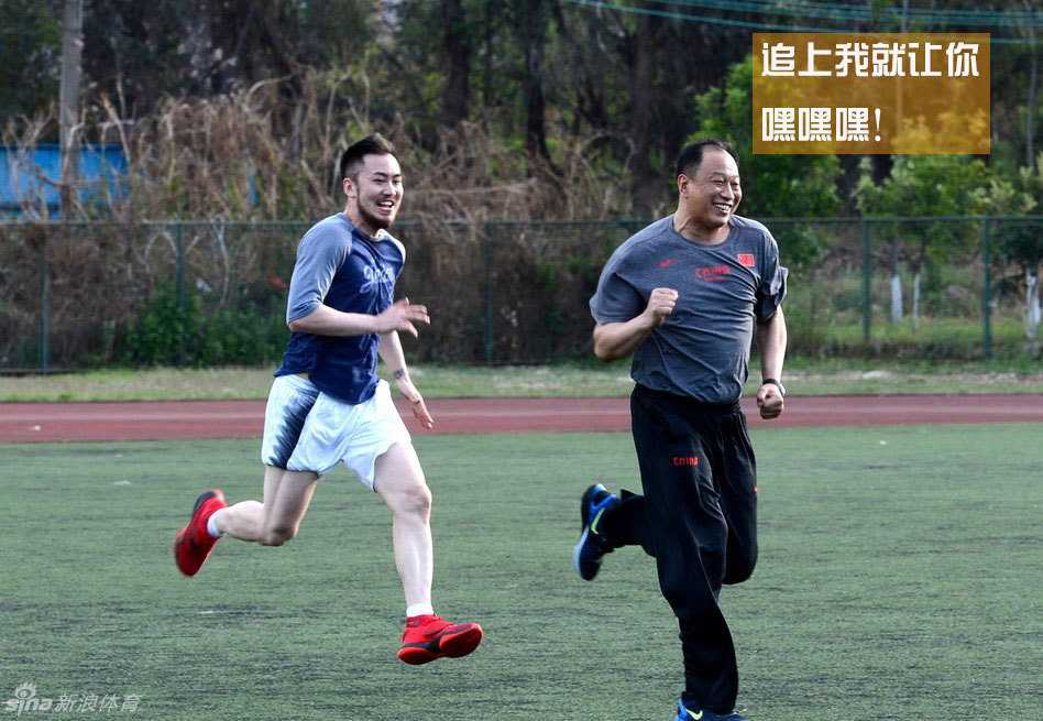 汗水与笑声齐飞:揭秘中国男篮备战里的那些快乐暗号 训练结束后的球员通道里,两名队员勾肩搭背地走在一起,夕阳的余晖将他们的影子拉得很长,其中一人手里拿着毛巾随意地搭在肩上,脸上带着满足而放松的微笑,仿佛在回味今天训练中的某个搞笑瞬间。