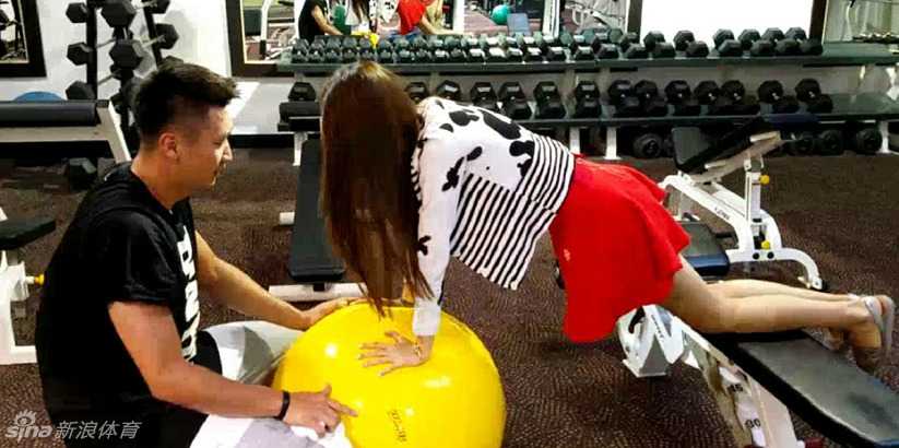 弹力球训练中夫妻击掌庆祝的瞬间，汗水与笑容交织，充满活力