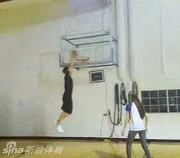 夫妻二人在力量区进行高强度的器械训练，互相激励，充满力量感与动感