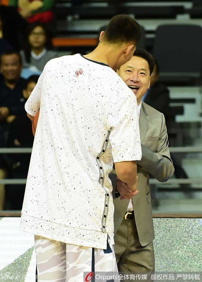 場邊的李春江指導專注地指揮著比賽，眼神銳利，場上的陳江華則奮力奔跑，雖然不在同一隊，但那份從廣東時期延續下來的籃球理念和拼搏精神，早已刻在骨子裡。