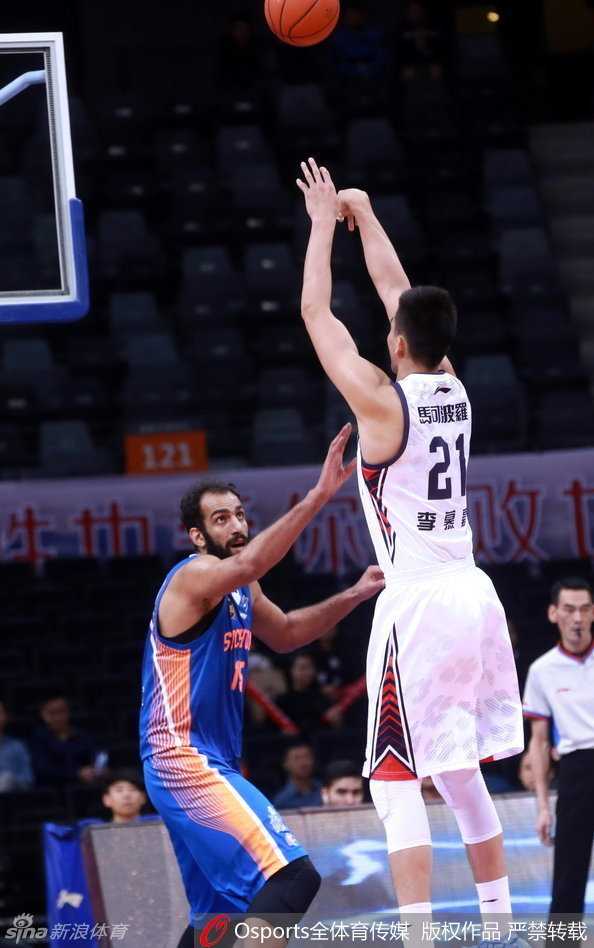 许钟豪在三人包夹的人缝中奋力将球高高举起，眼神越过防守者寻找跑出空位的射手，军旅球员的铁血与无私在这一刻凝固