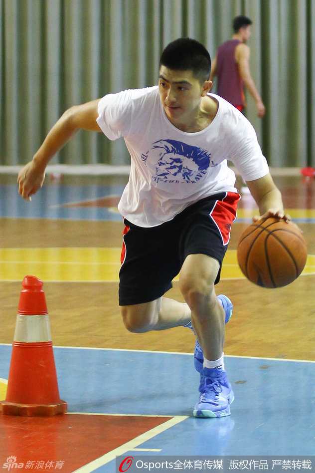 镜头拉近，胡卫东手臂上的霸气纹身在球馆的灯光下若隐若现，这不仅是个性的象征，更是一种岁月沉淀后的硬汉气质。