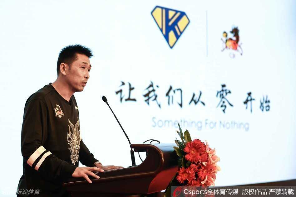 江苏队传奇后卫、现任主教练胡雪峰在人民大会堂发布会台上慷慨陈词，他身后的巨大背景板预示着这将是他职业生涯最后的舞动。