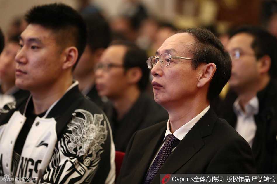 江苏肯帝亚三名外援在人民大会堂前留下帅气合影，他们身着笔挺西装，象征着球队新赛季的崭新面貌和冲击季后赛的坚定信念。