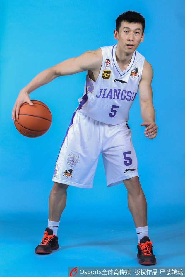 江苏肯帝亚的峥嵘岁月:奥登、布鲁克斯与胡雪峰引领全新征程 队员巡礼环节,肯帝亚众将帅依次亮相,从老将胡雪峰到新锐戎浩峰,每一张脸庞都写满了对新赛季的渴望与庄严承诺。