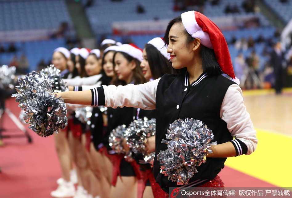 江苏肯帝亚篮球宝贝圣诞热舞,冬日球场绽放如火热情 伴随着欢快的圣诞乐曲,一名领舞宝贝高举手臂指挥全队,裙摆轻扬间展现出的是自信与专业的舞台表现力。