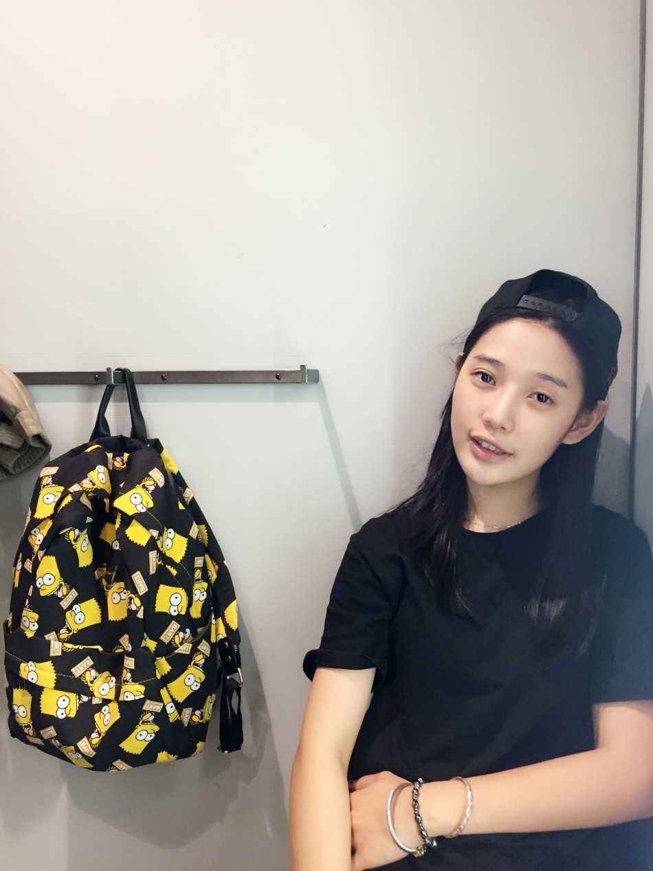 江苏肯帝亚篮球宝贝:赛场上的精灵,汗水中的玫瑰 宝贝妩媚自拍视角,捕捉日常训练间隙的轻松一刻,素颜之下五官依然精致,别有一番风韵。