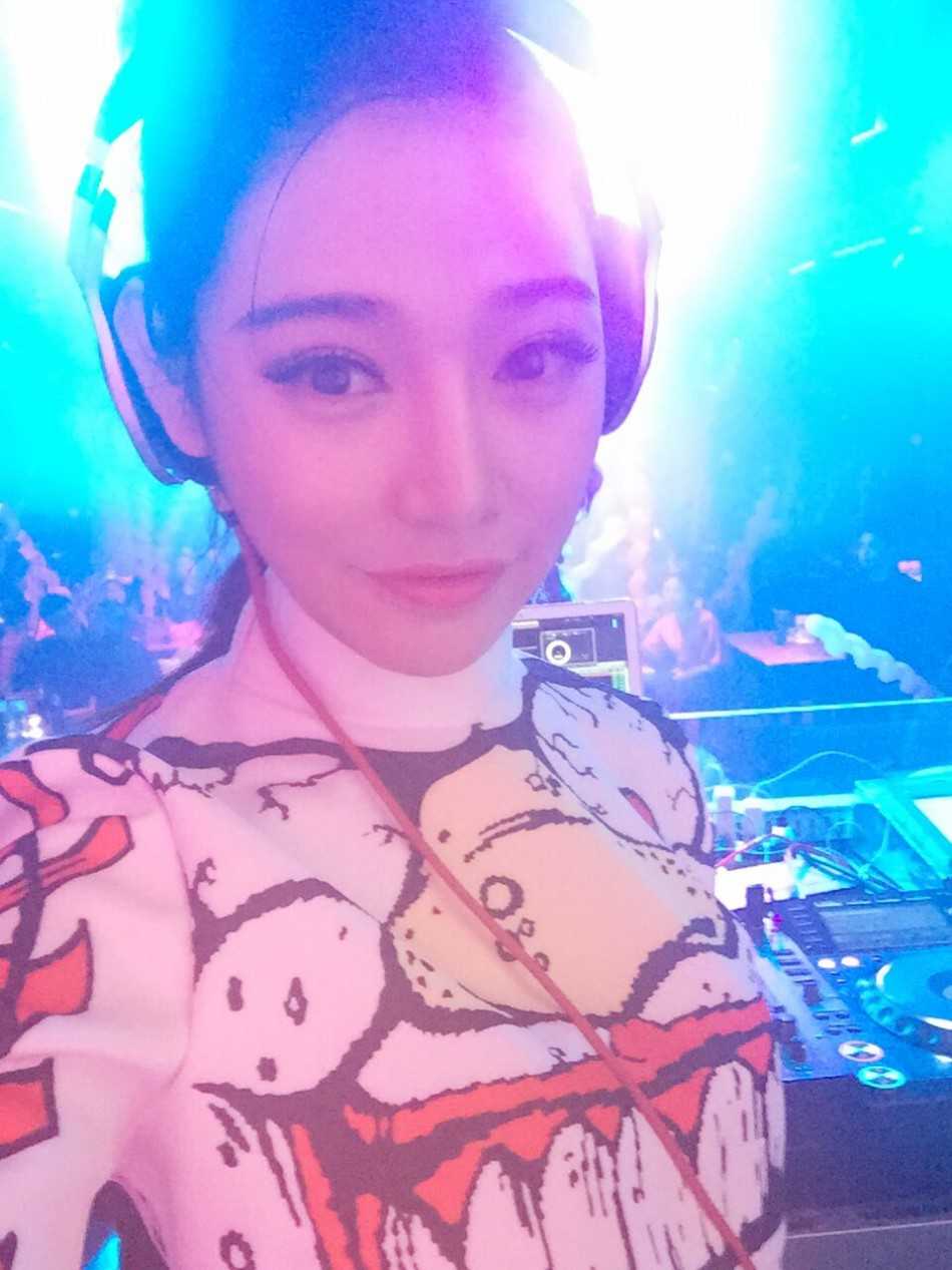 江苏肯帝亚篮球宝贝:赛场上的精灵,汗水中的玫瑰 江苏肯帝亚篮球宝贝面孔精致,在日常装扮下显出邻家女孩般清纯可人的气质,微笑如春风拂面。