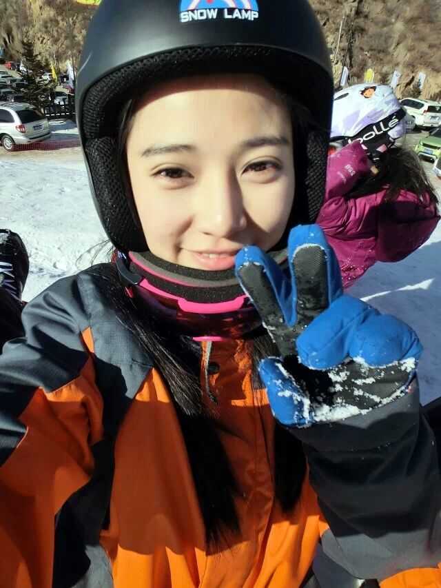 江苏肯帝亚篮球宝贝:赛场上的精灵,汗水中的玫瑰 宝贝盛装出场,在舞台上的惊艳瞬间,修长身材搭配华丽服饰,尽显妩媚与自信。