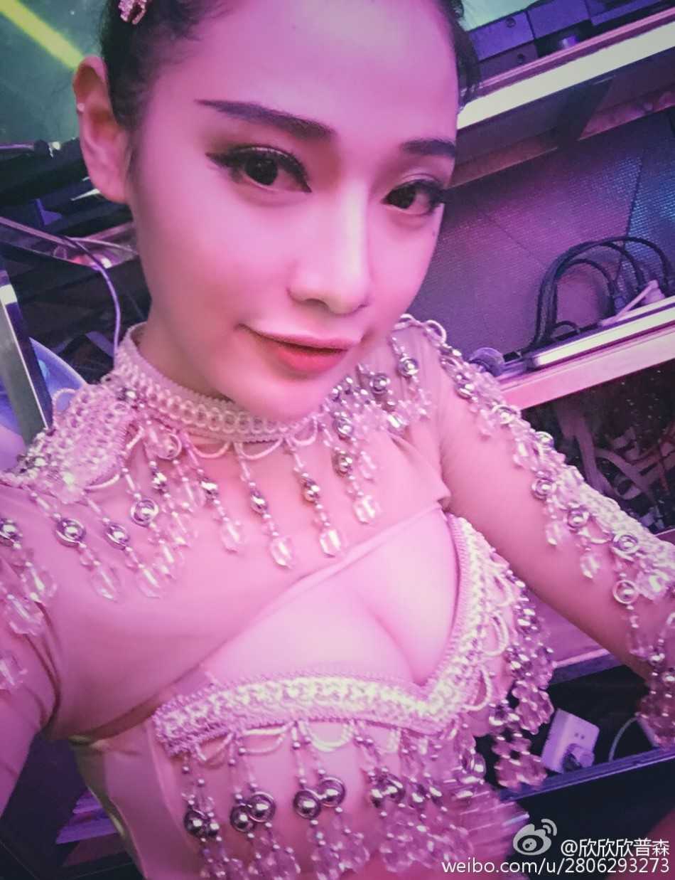 江苏肯帝亚篮球宝贝:赛场上的精灵,汗水中的玫瑰 表演结束后,宝贝们与友人合影留念,记录下赛场上的情谊与幕后共同的汗水与欢笑。