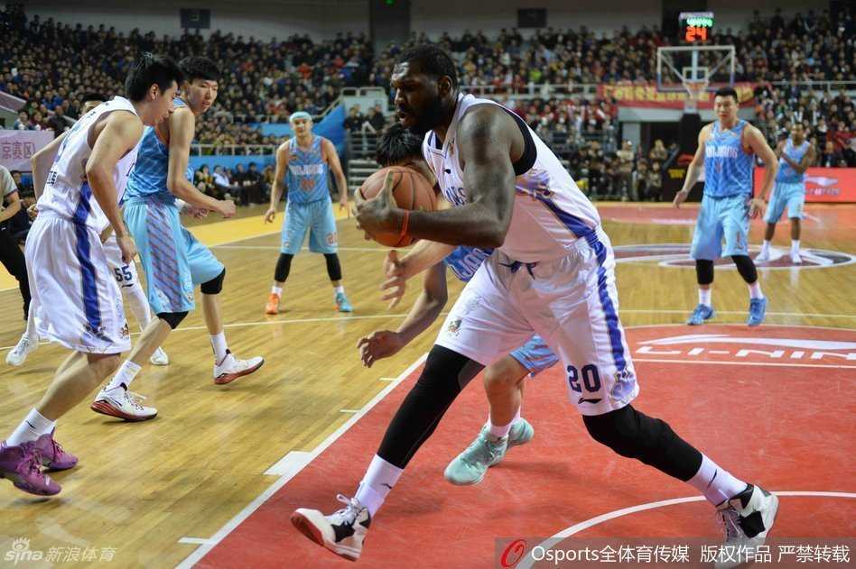 江苏铁血防守激战新疆飞虎,奥登禁区制霸西热冷血三分 奥登如天神下凡,双臂挂筐暴扣,整个篮架都在他的统治下颤抖