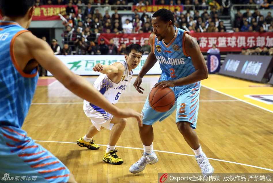 江苏铁血防守激战新疆飞虎,奥登禁区制霸西热冷血三分 柳伟与周琦篮下双双倒地瞬间,尘土飞扬,肌肉碰撞的火花仿佛穿透屏幕