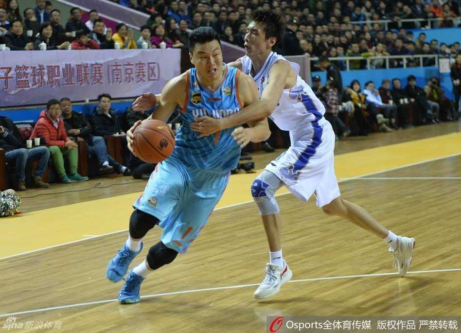 江苏铁血防守激战新疆飞虎,奥登禁区制霸西热冷血三分 西热力江弯弓搭箭,三分出手瞬间,眼神如鹰隼般锐利直刺篮筐