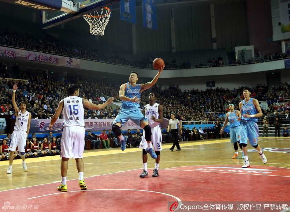 江苏铁血防守激战新疆飞虎,奥登禁区制霸西热冷血三分 西热力江空中滑翔上篮,身体折叠拉满弓,灵动如游龙