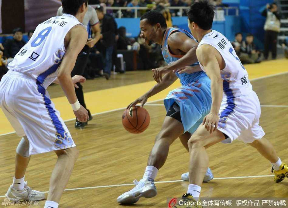 江苏铁血防守激战新疆飞虎,奥登禁区制霸西热冷血三分 古德洛克犹如脚踩风火轮,在两人合围中杀出一条血路,眼神坚毅