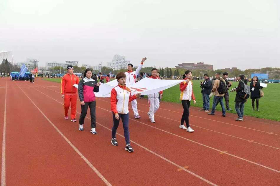 沪上名将重返校园 刘炜担任交大运动会旗手风采依旧 护旗队伍中的奥运冠军李菊格外抢眼,世界冠军们的加持,使得这场校园体育盛事星光璀璨。