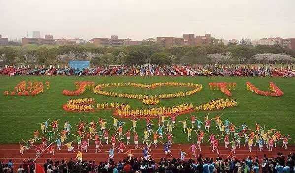 沪上名将重返校园 刘炜担任交大运动会旗手风采依旧 刘炜身穿简约的白色T恤,在全场师生的注视下庄重地擎旗前行,这一刻校园偶像的魅力感染了无数人。