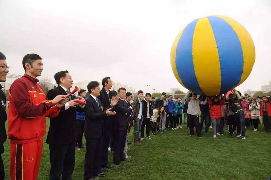 沪上名将重返校园 刘炜担任交大运动会旗手风采依旧 六位世界冠军级护旗手身着领奖服,神情专注地紧随刘炜身后,他们共同组成了校运会史上星光熠熠的护旗队。
