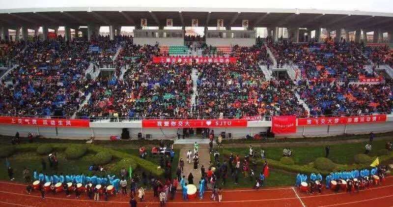 沪上名将重返校园 刘炜担任交大运动会旗手风采依旧 开幕式上精彩的航模表演拖出彩色烟带,在空中交织飞舞,为体育场增添了节日的喜庆与科技的魅力。