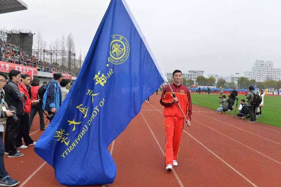 沪上名将重返校园 刘炜担任交大运动会旗手风采依旧 篮球名将刘炜作为旗手,高举上海交大运动会会旗,带领方阵步入会场,目光坚毅,英姿勃发。