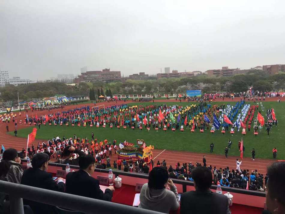 沪上名将重返校园 刘炜担任交大运动会旗手风采依旧 近距离镜头下,刘炜神情肃穆而专注,紧握旗杆的手孔武有力,展现出一名老将对荣誉的珍视。