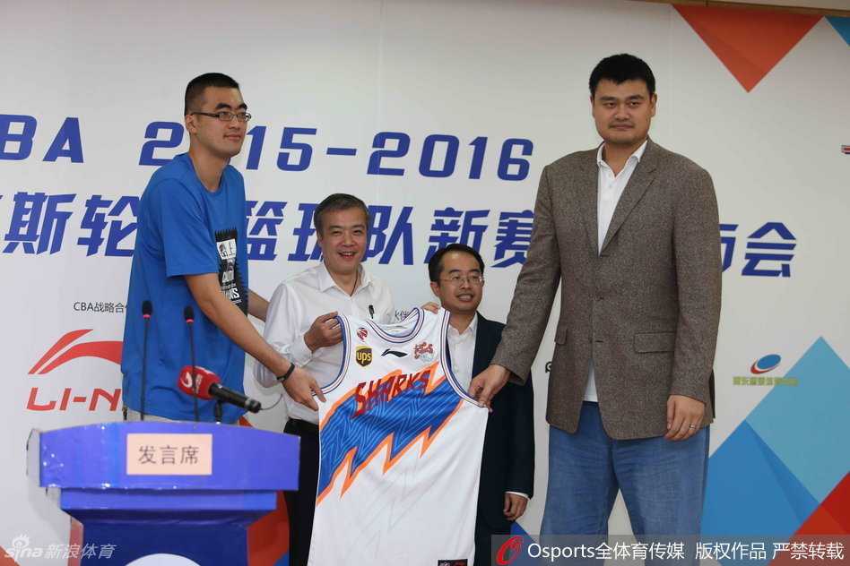 沪上新势力:姚明挂帅大鲨鱼,刘晓宇李学林联手起航 身披上海男篮新赛季战袍的刘晓宇在发布会现场接受媒体采访,面对话筒与镜头,他神情专注而坚定,这位曾经的广东宏远国手将在上海开启职业生涯的新篇章。