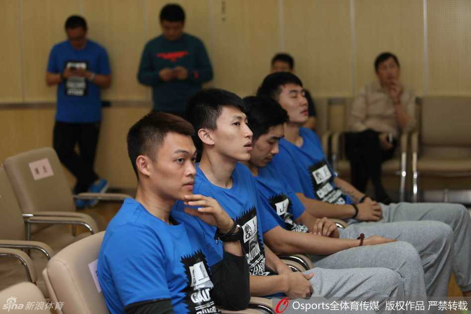 沪上新势力:姚明挂帅大鲨鱼,刘晓宇李学林联手起航 上海男篮新赛季发布会上,身为球队老板的姚明被媒体记者团团围住,他难掩心中喜悦,开怀大笑,眼神中透露出对新赛季阵容的十足信心与期待。