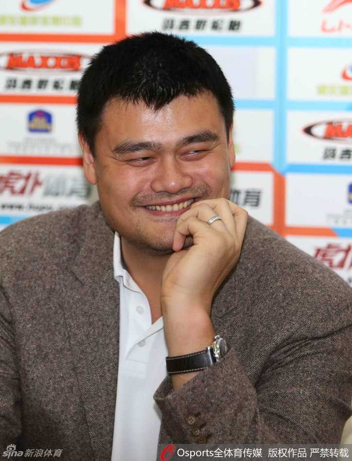 沪上新势力:姚明挂帅大鲨鱼,刘晓宇李学林联手起航 姚明在新赛季发布会上开怀一笑的瞬间,面对记者们的长枪短炮,他显得格外轻松,身后的大屏幕预示着大鲨鱼即将开启的全新征程。