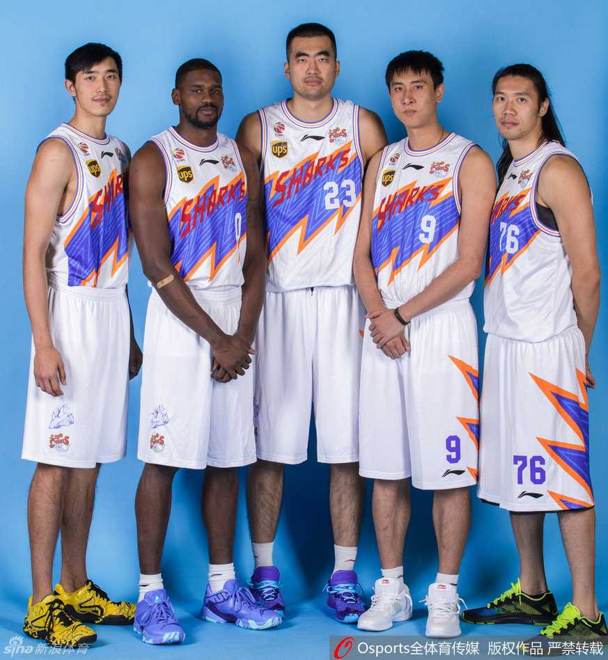 沪上新生:2015赛季上海大鲨鱼的破浪之年 张兆旭、吴冠希等内线长人林立,在这张内线合影中,他们高举的手臂如同森林,准备封盖每一次对手的挑战。
