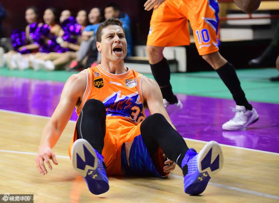 面对旧主，刘晓宇如灵蛇般侧身杀入禁区，用一记高难度的上篮宣示着自己国内顶级后卫的实力