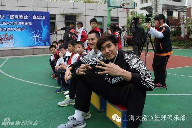 沪上篮球薪火传 大鲨鱼嘉年华趣战交大附小 吴冠希在场边化身激情啦啦队长,为小球员呐喊助威,但他那专注又高大的身影却透出一股别样的喜感。